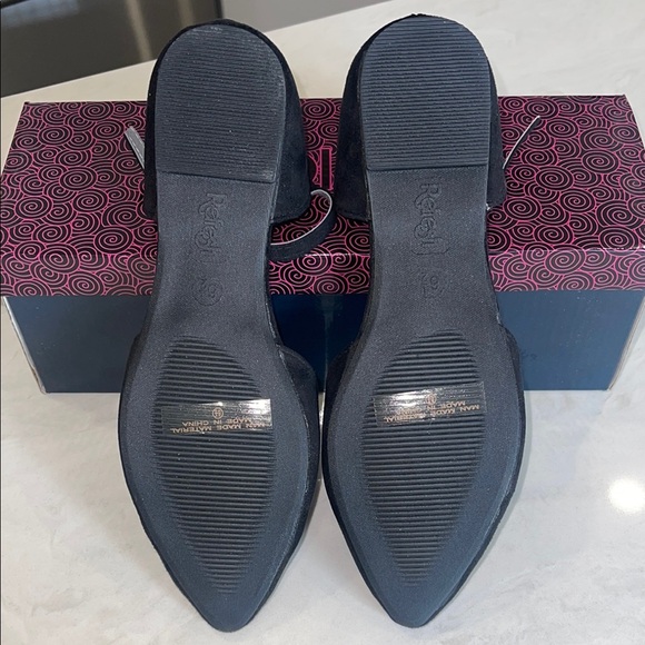 New! ✨ “Refresh” Black Flats with Pointed Toe and Ankle Strap - Picture 4 of 4